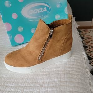 Sz 9 suede brand new